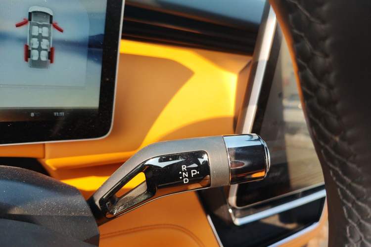 Used Geely Galaxy LEVC L380 2024 140-Degree 6-Seater All-Wheel-Drive Ultra Gear Lever