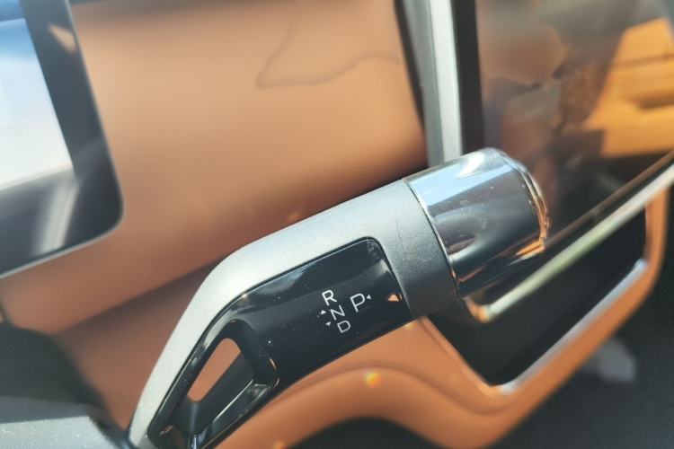 Used Geely Galaxy LEVC L380 2024 140-Degree 8-Seater Four-Wheel Drive Max Gear Lever