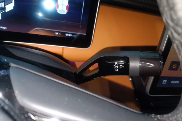 Used Geely Galaxy LEVC L380 2024 140-Degree 6-Seater All-Wheel-Drive Ultra Gear Lever
