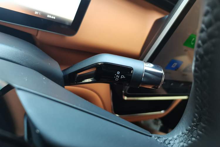 Used Geely Galaxy LEVC L380 2024 140-Degree 6-Seater All-Wheel-Drive Ultra Gear Lever