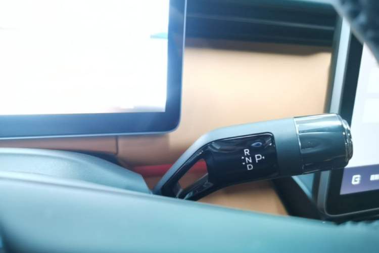 Used Geely Galaxy LEVC L380 2024 140-Degree 6-Seater All-Wheel-Drive Ultra Gear Lever