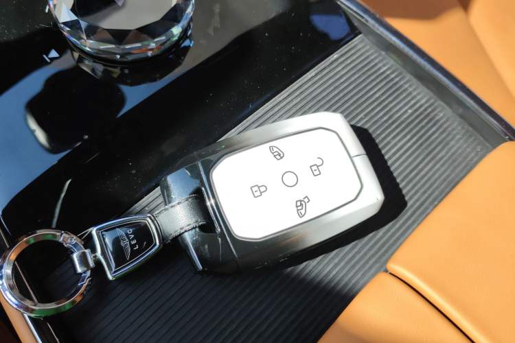 Used Geely Galaxy LEVC L380 2024 140-Degree 8-Seater Four-Wheel Drive Max Interior 1