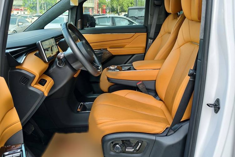 Used Geely Galaxy LEVC L380 2024 140-Degree 6-Seater All-Wheel-Drive Ultra Interior 1