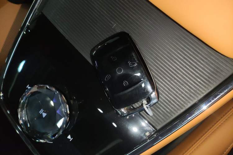 Used Geely Galaxy LEVC L380 2024 140-Degree 6-Seater All-Wheel-Drive Ultra Interior 1