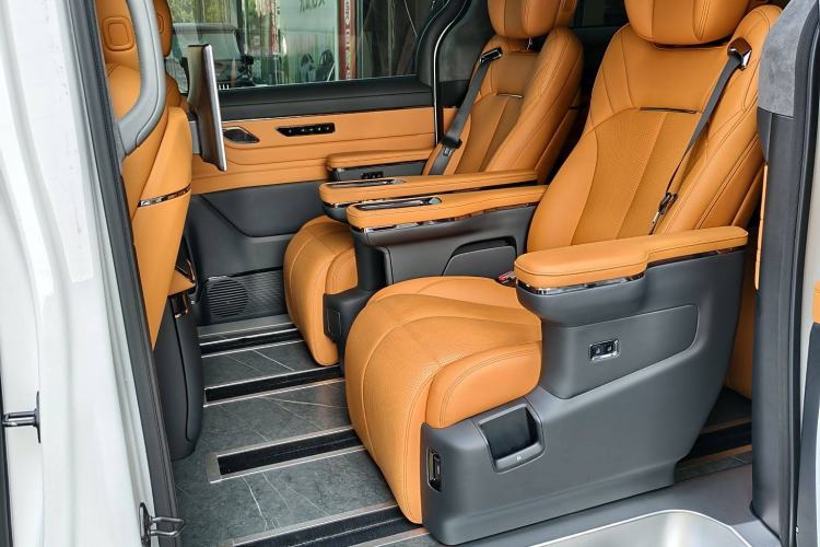 Used Geely Galaxy LEVC L380 2024 140-Degree 6-Seater All-Wheel-Drive Ultra Interior 2