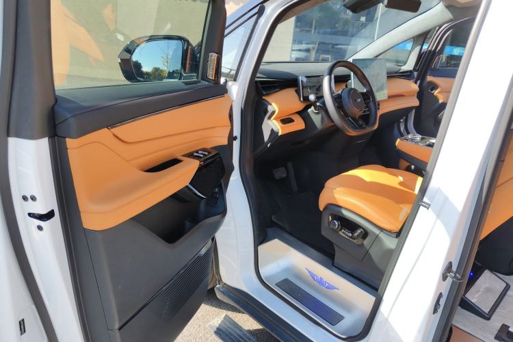 Used Geely Galaxy LEVC L380 2024 140-Degree 8-Seater Four-Wheel Drive Max Interior 3