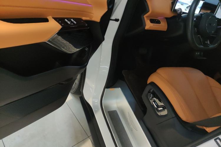 Used Geely Galaxy LEVC L380 2024 140-Degree 6-Seater All-Wheel-Drive Ultra Interior 3