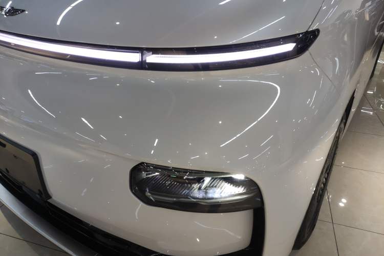 Used Geely Galaxy LEVC L380 2024 140-Degree 6-Seater All-Wheel-Drive Ultra Left Front Headlight