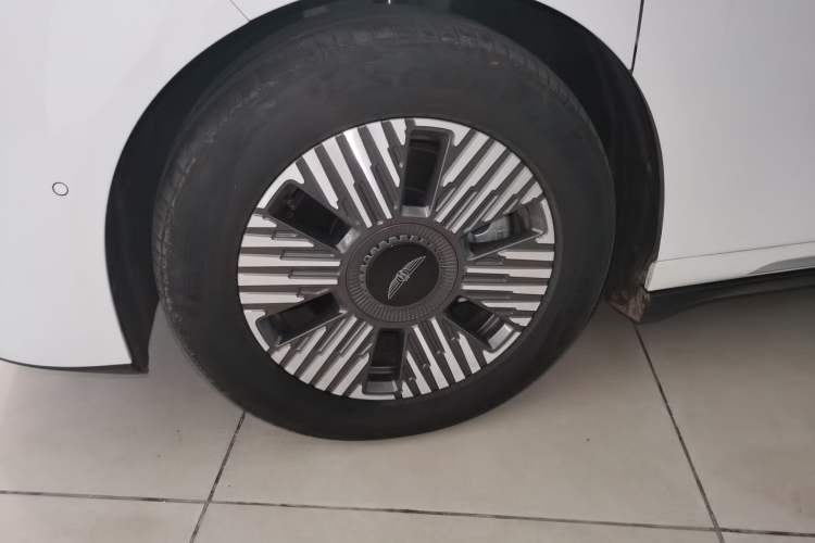 Used Geely Galaxy LEVC L380 2024 140-Degree 6-Seater All-Wheel-Drive Ultra Left Front Wheel Hub