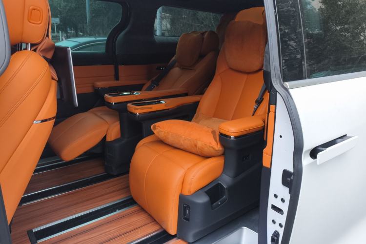 Used Geely Galaxy LEVC L380 2024 140-Degree 6-Seater All-Wheel-Drive Ultra Left Rear Seat