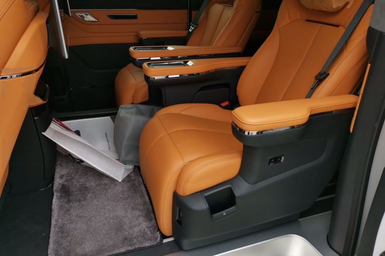 Used Geely Galaxy LEVC L380 2024 140-Degree 6-Seater All-Wheel-Drive Ultra Left Rear Seat