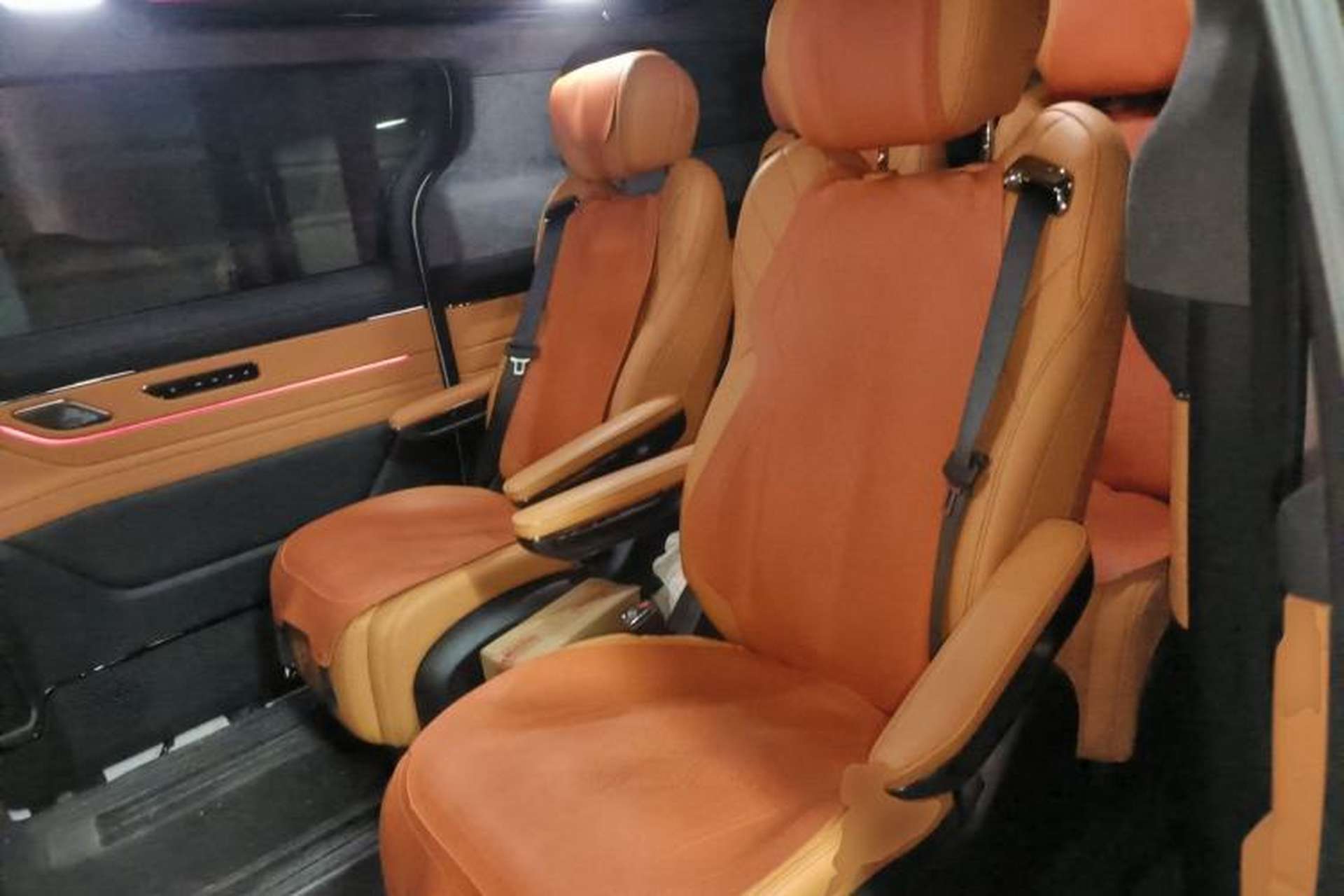 Used Geely Galaxy LEVC L380 2024 140-Degree 8-Seater Four-Wheel Drive Max Left Rear Seat