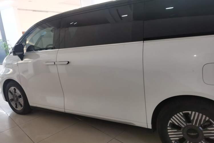 Used Geely Galaxy LEVC L380 2024 140-Degree 6-Seater All-Wheel-Drive Ultra Left Side