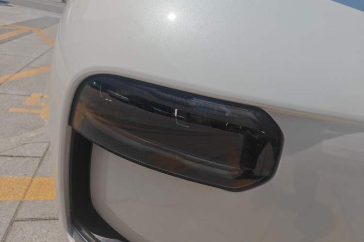 Used Geely Galaxy LEVC L380 2024 140-Degree 6-Seater All-Wheel-Drive Ultra Right Front Headlight