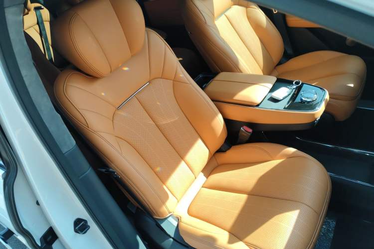 Used Geely Galaxy LEVC L380 2024 140-Degree 8-Seater Four-Wheel Drive Max Right Front Seat