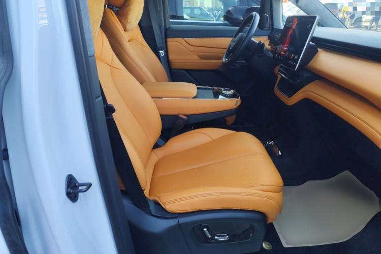 Used Geely Galaxy LEVC L380 2024 140-Degree 6-Seater All-Wheel-Drive Ultra Right Front Seat