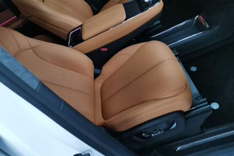 Used Geely Galaxy LEVC L380 2024 140-Degree 6-Seater All-Wheel-Drive Ultra Right Front Seat