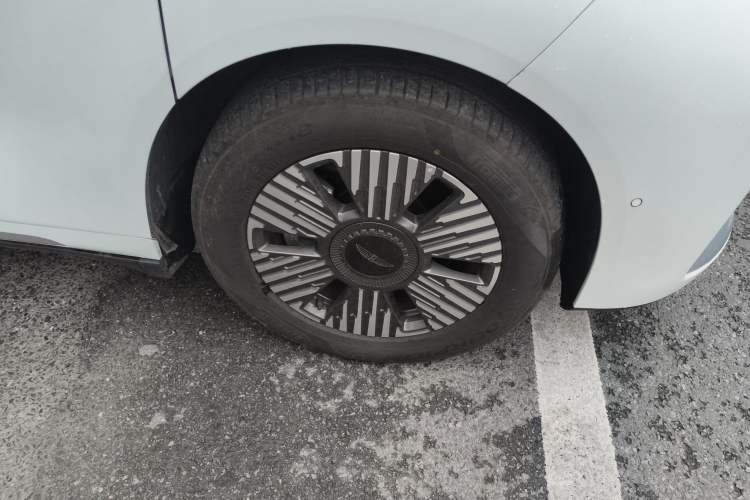 Used Geely Galaxy LEVC L380 2024 140-Degree 6-Seater All-Wheel-Drive Ultra Right Front Wheel Hub