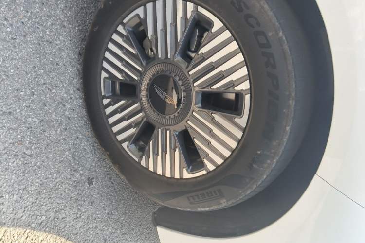 Used Geely Galaxy LEVC L380 2024 140-Degree 8-Seater Four-Wheel Drive Max Right Front Wheel Hub