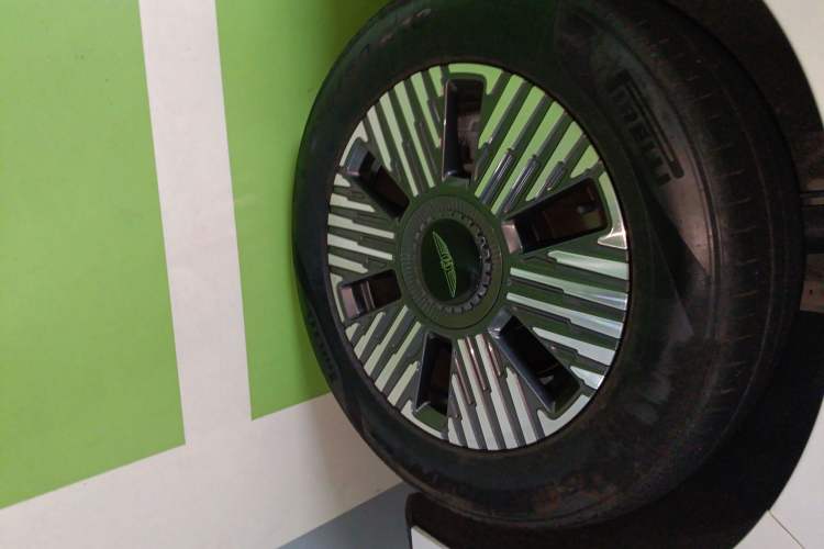 Used Geely Galaxy LEVC L380 2024 140-Degree 6-Seater All-Wheel-Drive Ultra Right Front Wheel Hub