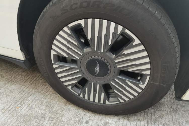 Used Geely Galaxy LEVC L380 2024 140-Degree 6-Seater All-Wheel-Drive Ultra Right Front Wheel Hub