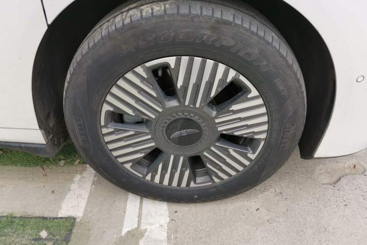 Used Geely Galaxy LEVC L380 2024 140-Degree 6-Seater All-Wheel-Drive Ultra Right Front Wheel Hub