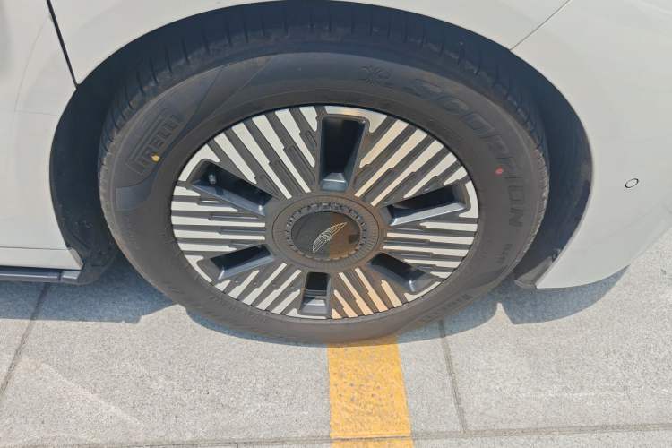 Used Geely Galaxy LEVC L380 2024 140-Degree 6-Seater All-Wheel-Drive Ultra Right Front Wheel Hub