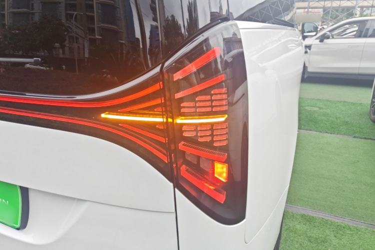 Used Geely Galaxy LEVC L380 2024 140-Degree 6-Seater All-Wheel-Drive Ultra Right Rear Taillight