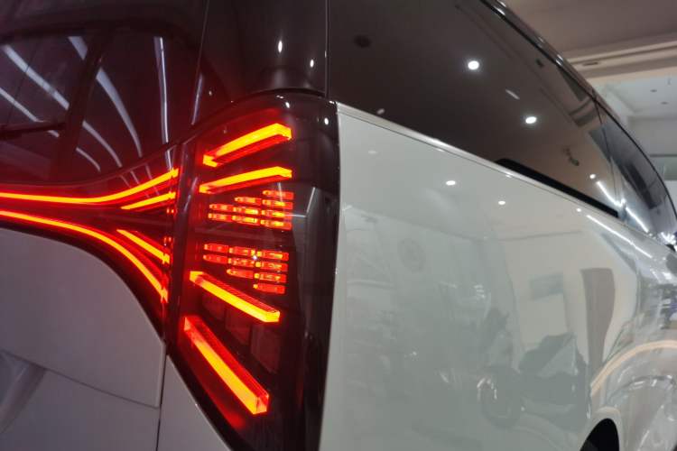 Used Geely Galaxy LEVC L380 2024 140-Degree 6-Seater All-Wheel-Drive Ultra Right Rear Taillight