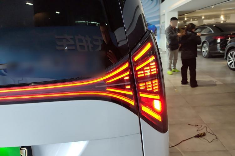 Used Geely Galaxy LEVC L380 2024 140-Degree 8-Seater Four-Wheel Drive Max Right Rear Taillight