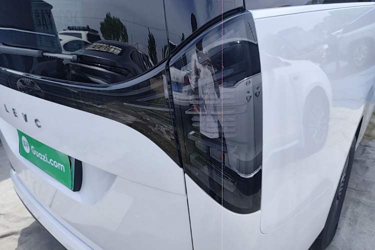 Used Geely Galaxy LEVC L380 2024 140-Degree 8-Seater Four-Wheel Drive Max Right Rear Taillight