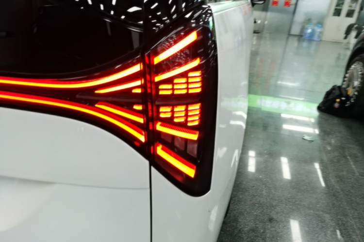 Used Geely Galaxy LEVC L380 2024 140-Degree 6-Seater All-Wheel-Drive Ultra Right Rear Taillight