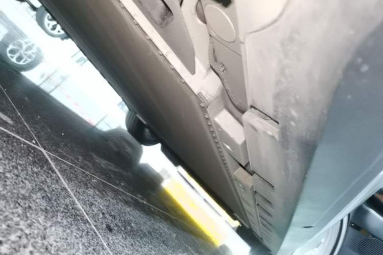 Used Geely Galaxy LEVC L380 2024 140-Degree 6-Seater All-Wheel-Drive Ultra Right Side Sill