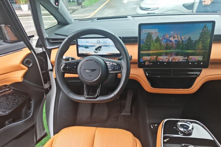 Used Geely Galaxy LEVC L380 2024 140-Degree 6-Seater All-Wheel-Drive Ultra Steering Wheel