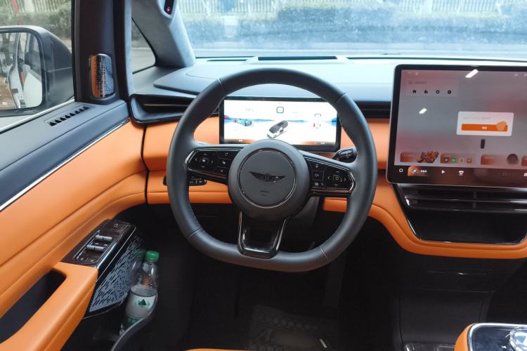 Used Geely Galaxy LEVC L380 2024 140-Degree 6-Seater All-Wheel-Drive Ultra Steering Wheel