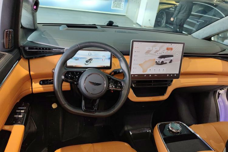 Used Geely Galaxy LEVC L380 2024 140-Degree 8-Seater Four-Wheel Drive Max Steering Wheel