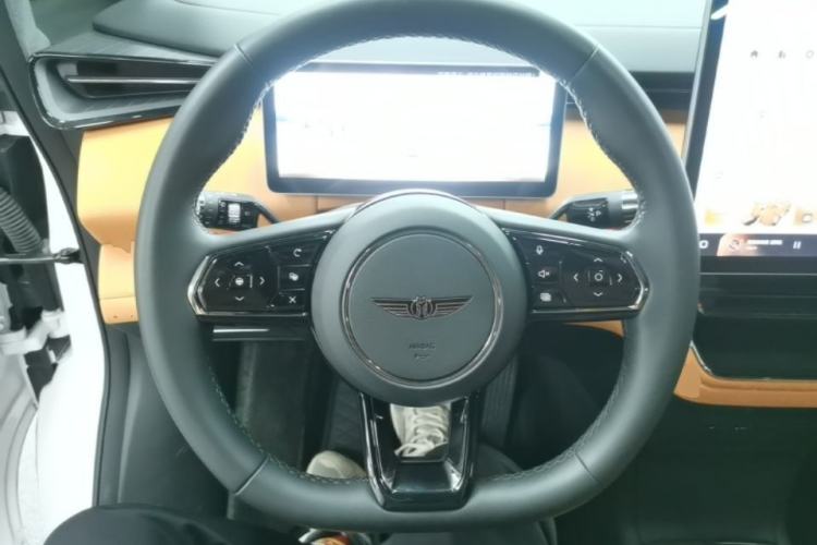 Used Geely Galaxy LEVC L380 2024 140-Degree 6-Seater All-Wheel-Drive Ultra Steering Wheel