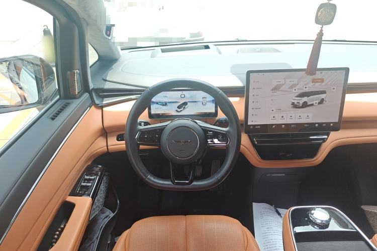 Used Geely Galaxy LEVC L380 2024 140-Degree 6-Seater All-Wheel-Drive Ultra Steering Wheel