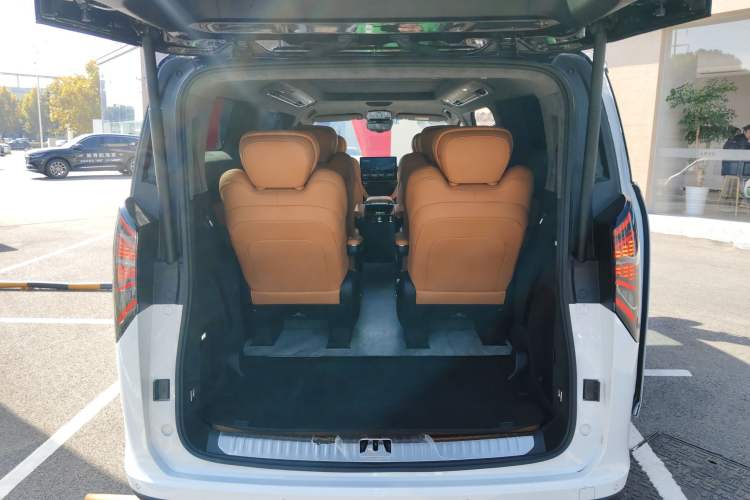 Used Geely Galaxy LEVC L380 2024 140-Degree 8-Seater Four-Wheel Drive Max Trunk