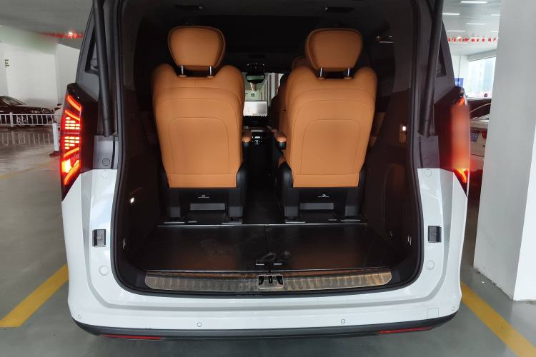 Used Geely Galaxy LEVC L380 2024 140-Degree 6-Seater All-Wheel-Drive Ultra Trunk