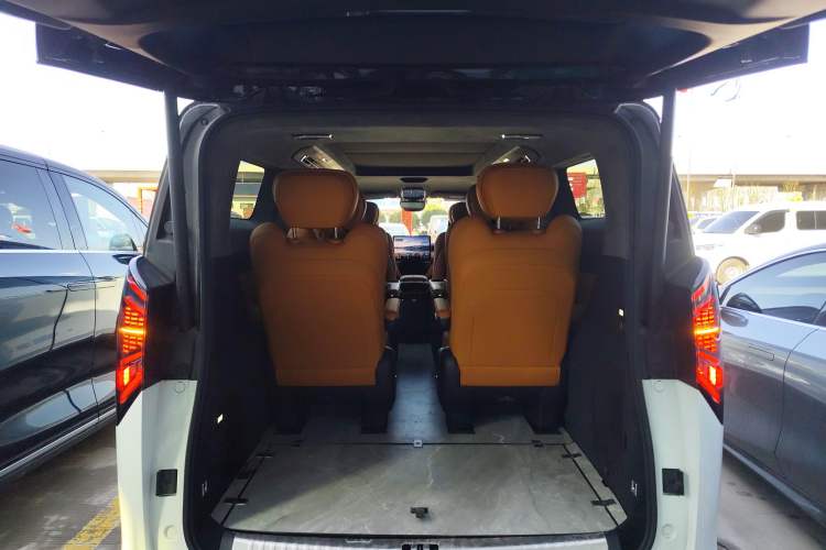 Used Geely Galaxy LEVC L380 2024 140-Degree 6-Seater All-Wheel-Drive Ultra Trunk