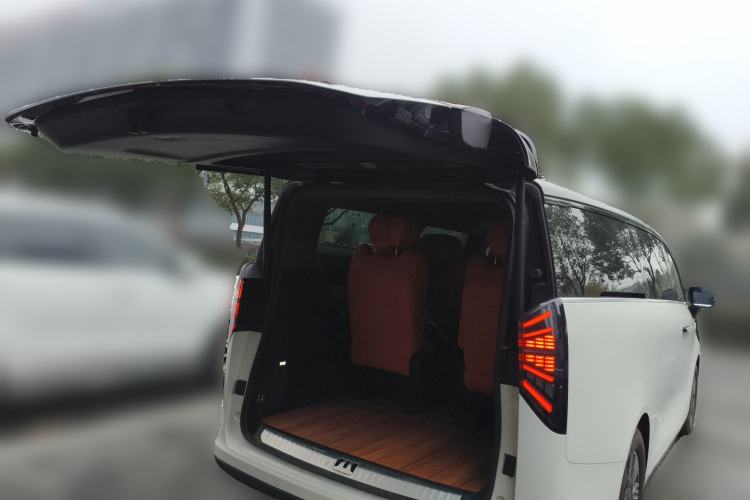 Used Geely Galaxy LEVC L380 2024 140-Degree 6-Seater All-Wheel-Drive Ultra Trunk