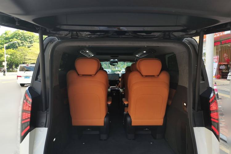 Used Geely Galaxy LEVC L380 2024 140-Degree 6-Seater All-Wheel-Drive Ultra Trunk