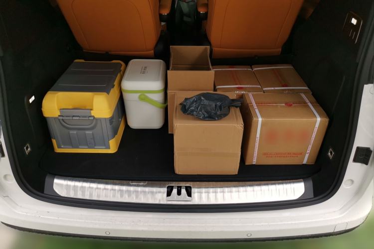 Used Geely Galaxy LEVC L380 2024 140-Degree 6-Seater All-Wheel-Drive Ultra Trunk