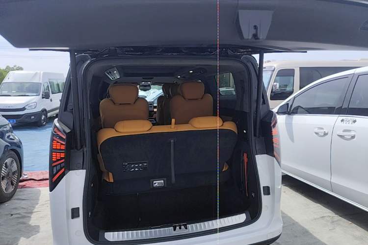 Used Geely Galaxy LEVC L380 2024 140-Degree 8-Seater Four-Wheel Drive Max Trunk