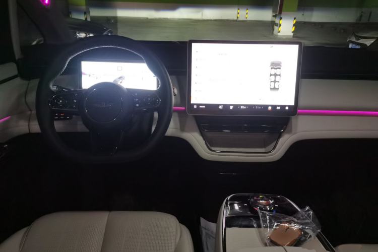 Used Geely Galaxy LEVC L380 2025 650 km Flagship Edition All-Wheel Drive Center Console