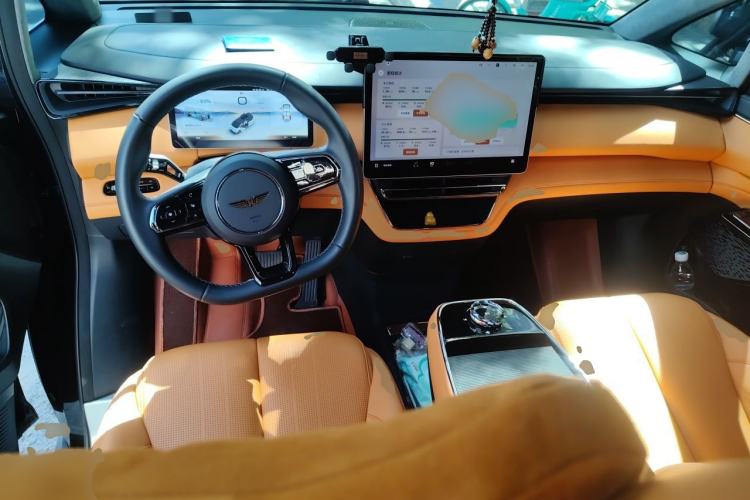 Used Geely Galaxy LEVC L380 2025 825 km Extraordinary Edition Center Console