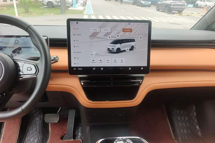 Used Geely Galaxy LEVC L380 2025 805 km Flagship Version All-Wheel Drive Audio And AC Panel