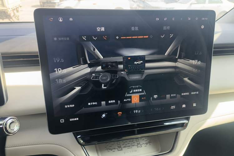 Used Geely Galaxy LEVC L380 2025 805 km Flagship Version All-Wheel Drive Audio And AC Panel