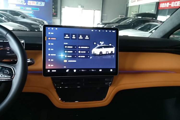 Used Geely Galaxy LEVC L380 2025 805 km Flagship Version All-Wheel Drive Audio And AC Panel